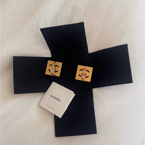 Chanel Gold and Black Clip on earrings - Picture 5 of 10